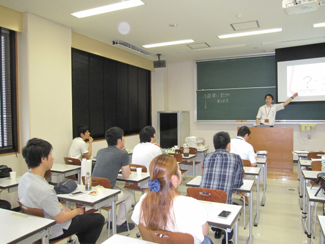 写真3: 卒業生と教員の意見交換会