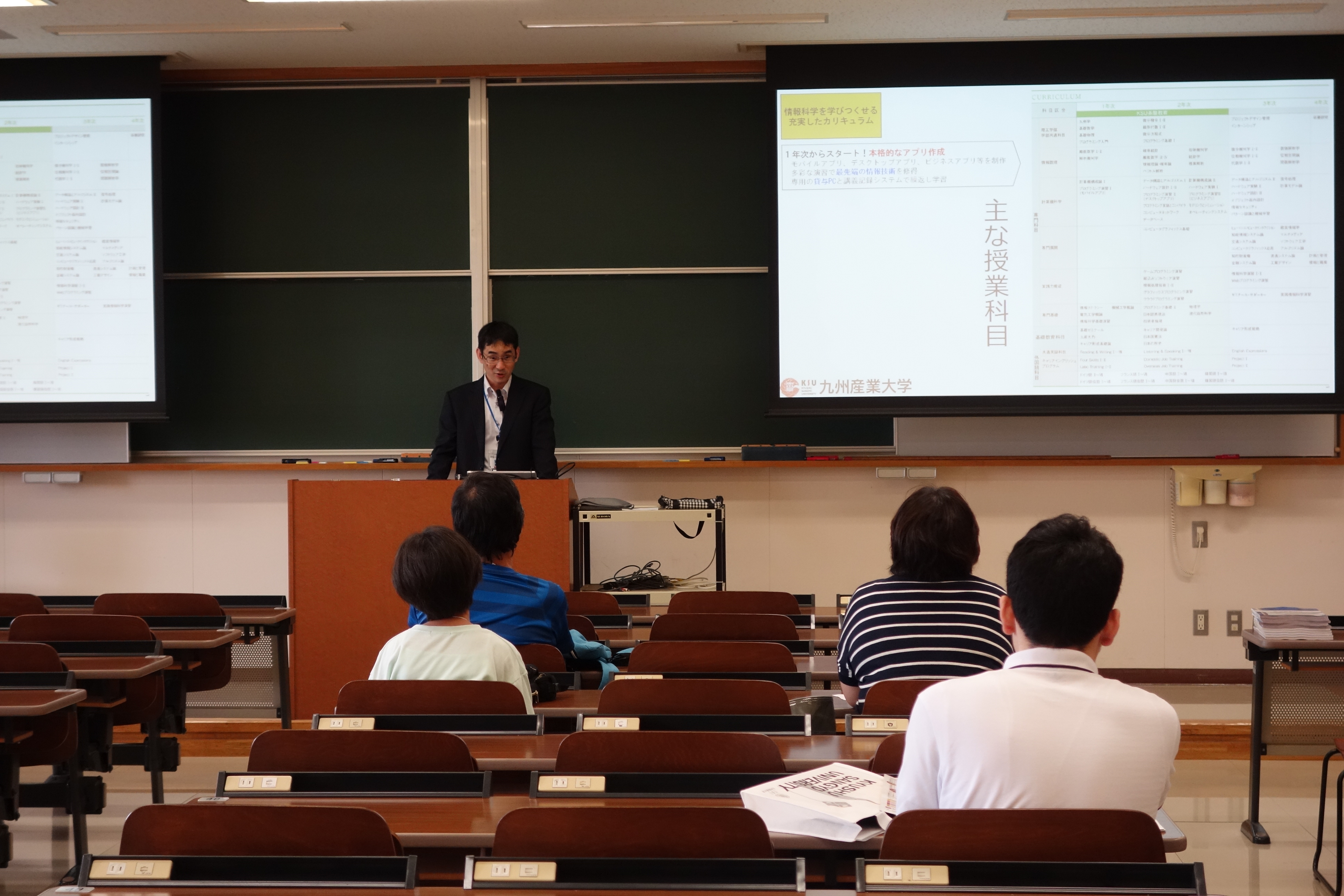 写真04: 学部・学科説明会